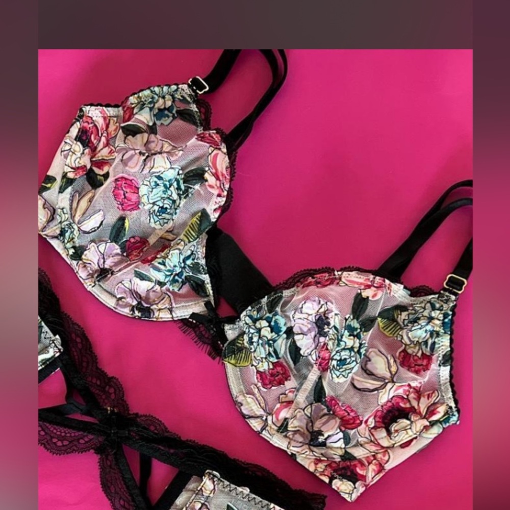 Victoria’s Secret Very Sexy Low Cut Unlined Demi Bra